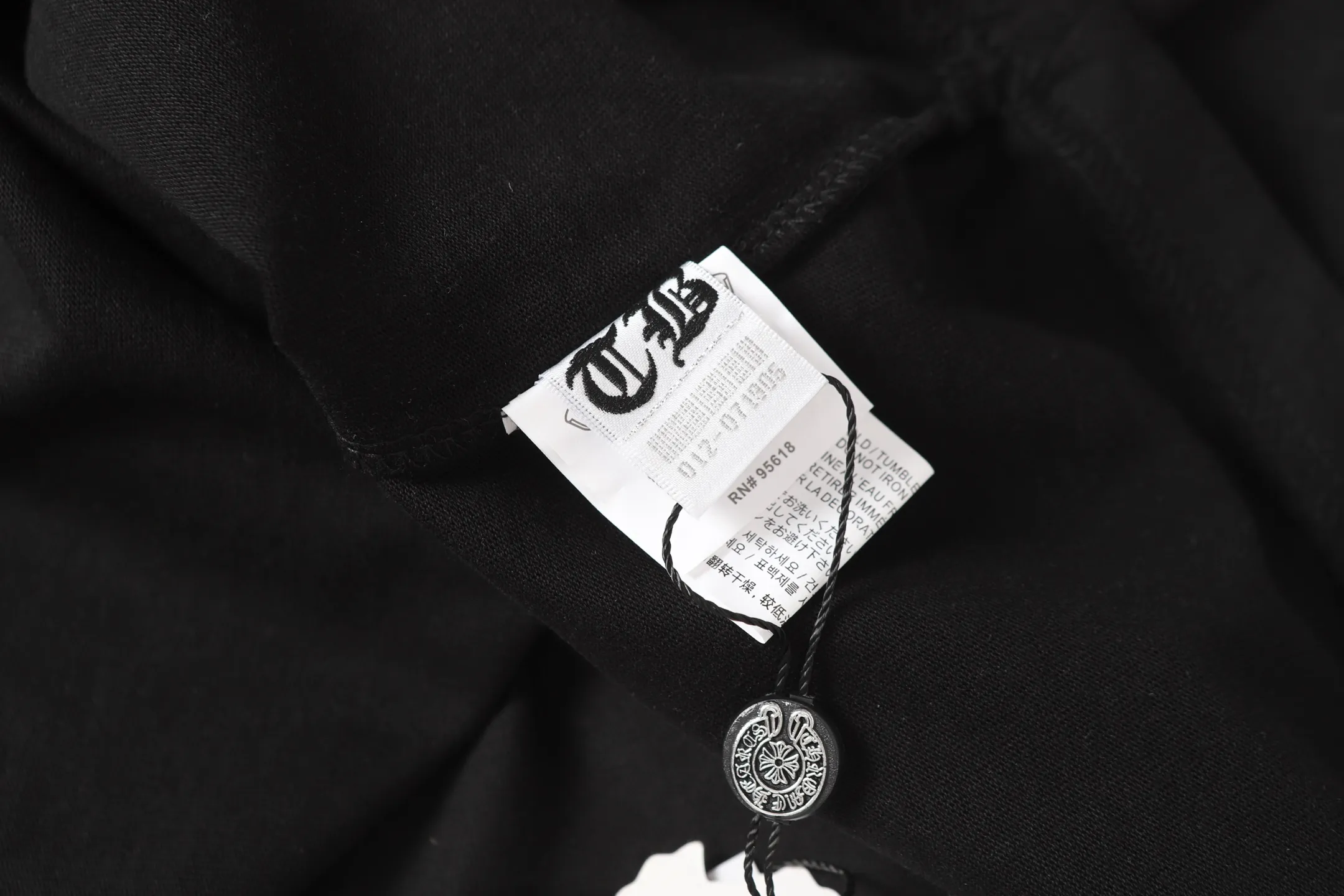 P170 Chrome Hearts CH Chrome Hearts Sanskrit horseshoe embroidered short-sleeved T-shirt. Printed by direct injection imported machine. Hardware accessories are all milled and customized. Correct configuration. Black 2025 Chrome Hearts authentic packaging. 280 grams of custom-dyed double yarn cotton. Large version. Loose and stylish. Different from lower versions, slim and long version with upper body and hip stretch. 100% commitment: top quality. Not fast food. The highest version on the market. Top quality - different from ordinary versions on the market. If you care about quality, you should also respect the price. Absolutely 0 after-sales service and 0 return rate so far. It’s hard not to love the style - 280g double yarn cotton custom dyed fabric - Correct high-density main mark, washed tag, hand-sewn